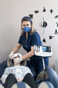 Dra. Sheila Lobo Cataldo, especialista em DTM, realizando atendimento personalizado em paciente em Alphaville, com foco no diagnóstico e tratamento da Disfunção Temporomandibular.