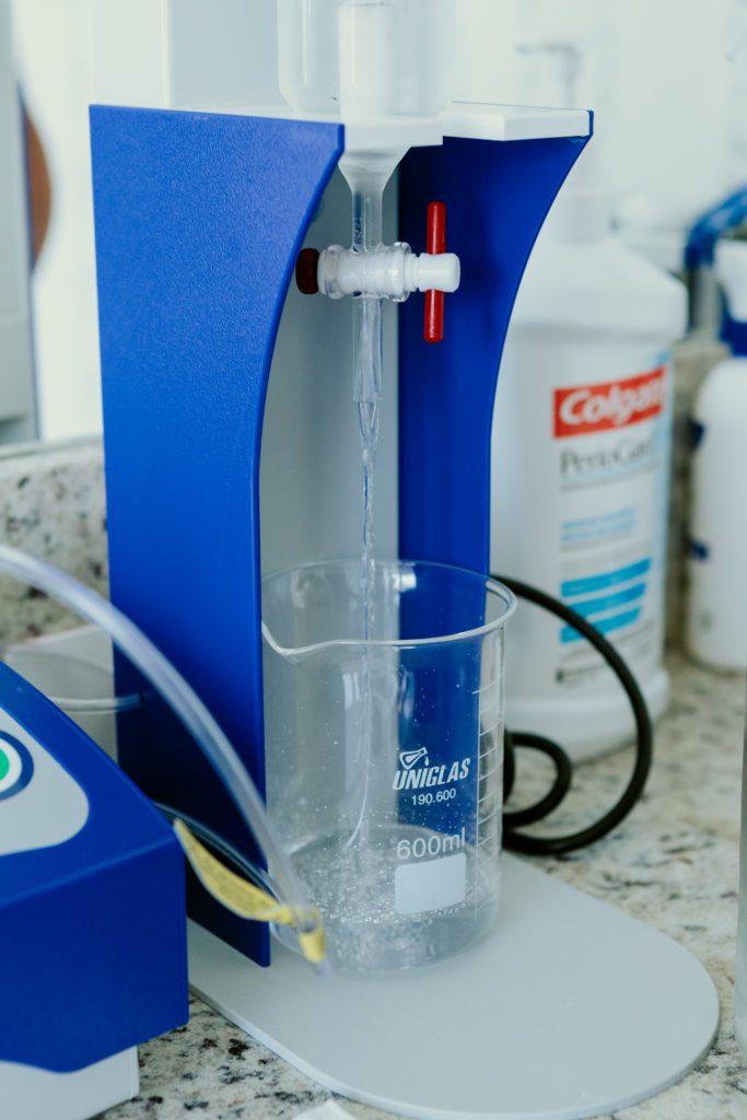 Paciente recebendo tratamento de Ozonioterapia na Clínica Armonì em Alphaville, com tecnologia avançada e ambiente moderno.