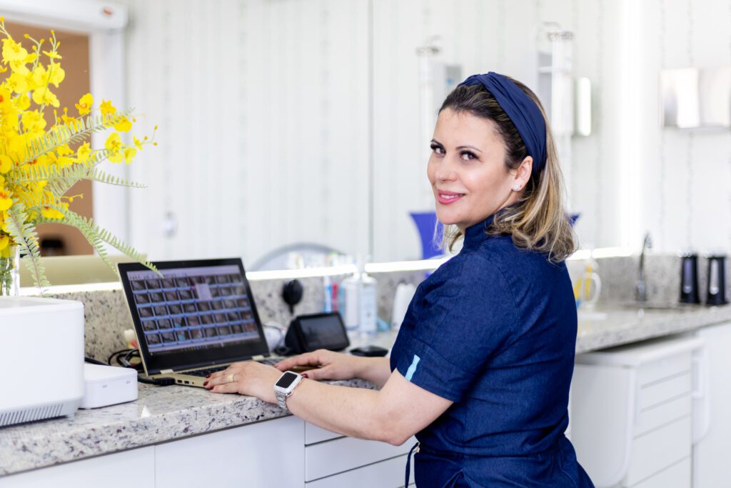 Dra. Sheila Lobo Cataldo na Clínica Armoni, Dentista Especialista em Alphaville