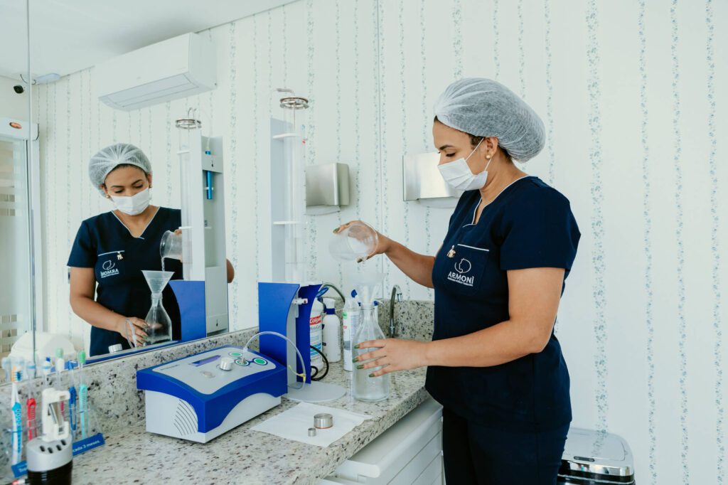 Tratamento odontológico com ozonioterapia na Clínica Armonì em Alphaville, promovendo desinfecção e cicatrização acelerada.