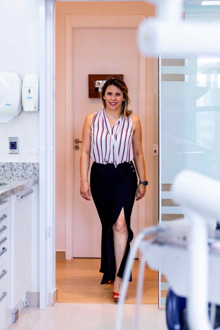 Dra. Sheila Lobo Cataldo em um ambiente moderno e tecnológico na Clínica Armonì em Alphaville