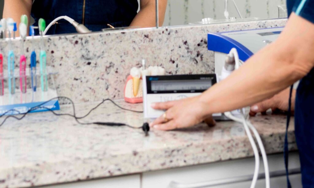 Dra. Sheila Lobo Cataldo promovendo conforto e eficiência em tratamentos de canal na Clínica Armonì.