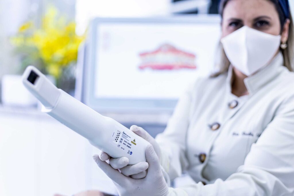 Equipamento de escaneamento intraoral e impressora 3D na Clínica Armonì em Alphaville, garantindo precisão e personalização nos tratamentos odontológicos