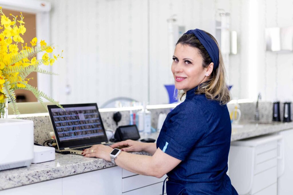 Dra. Sheila Lobo Cataldo em um ambiente moderno e tecnológico na Clínica Armonì em Alphaville