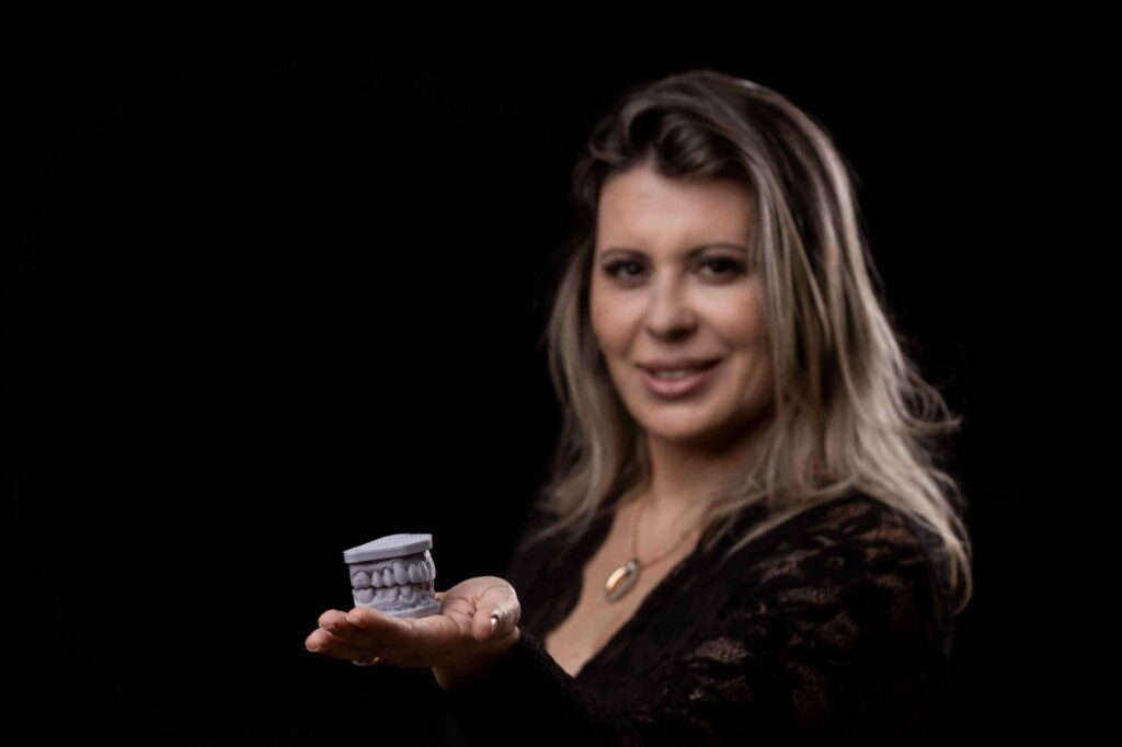 Escaneamento digital para prótese dentária moderna na Clínica Armonì em Alphaville, proporcionando conforto, precisão e resultados estéticos impecáveis