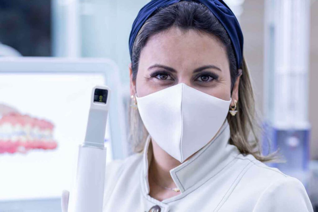 Dra. Sheila Lobo Cataldo utilizando escaneamento digital para planejamento odontológico na Clínica Armonì em Alphaville