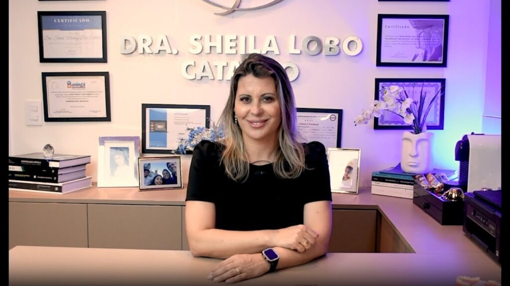 Foto de um casal de idosos sorrindo, representando a felicidade e a qualidade de vida proporcionadas pelos implantes dentários realizados na Clínica Armonì, em Alphaville.