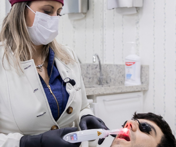 Laserterapia em Alphaville na Clínica Armoni, tratamento avançado para saúde bucal, alívio da dor e aceleração da cicatrização