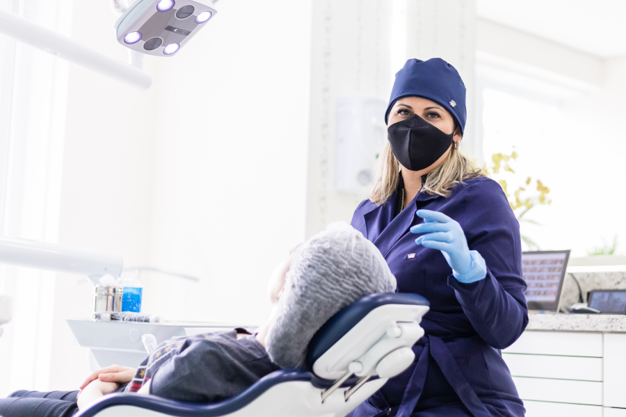 Dra. Sheila Lobo Cataldo, especialista em odontologia geral e tratamentos personalizados em Alphaville