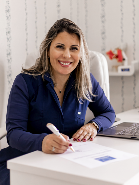 Dra. Sheila Lobo Cataldo na Clínica Armoni, especialista em odontologia geral e tratamentos personalizados em Alphaville