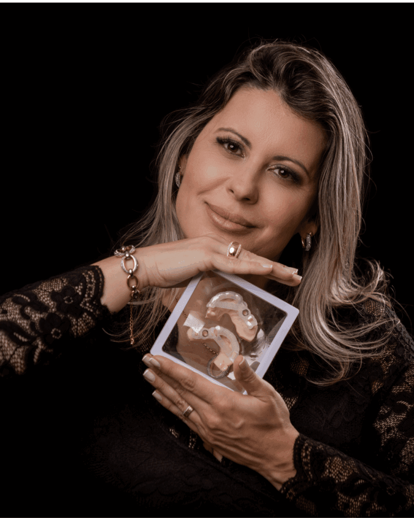 Dra. Sheila na Clínica Armonì, transmitindo profissionalismo e dedicação no atendimento aos pacientes que buscam implantes dentários em Alphaville.