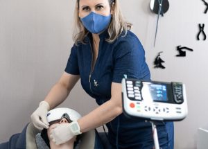 Dra. Sheila Lobo Cataldo, especialista em DTM, realizando atendimento personalizado em paciente em Alphaville, com foco no diagnóstico e tratamento da Disfunção Temporomandibular.